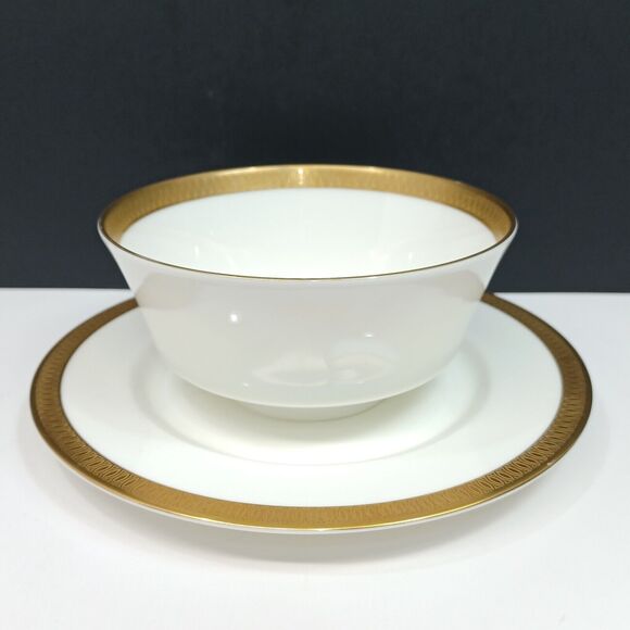 Mikasa Pembroke Gravy Boat 7-1/2"x2-7/8" Bone China Gold Trim 1971-1986 VTG - Picture 1 of 7